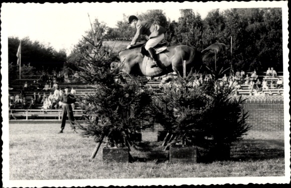 Foto Ak Springreiten, Sprung über ein Hindernis, Günther