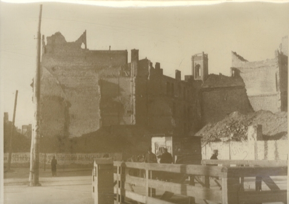 Original Foto Berlin Friedrichshain, Häuserruinen am Strausberger Platz, um 1945/46