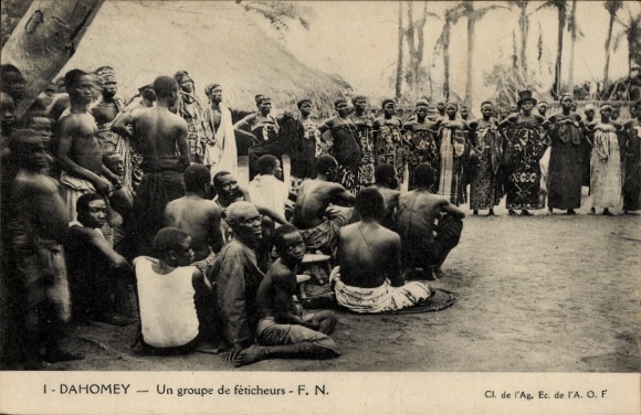 Ak Dahomey Benin, Gruppe von Féticheurs, Männer und Frauen in traditioneller Kleidung, Dahomey