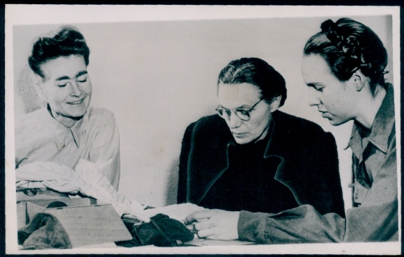 Foto Nürnberger Prozess, Zeuginnen, Frau Margarete Himmler mit Tochter und SS-Chefsekretärin