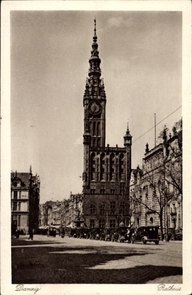 Ak Gdańsk Danzig, Rathaus,   Architektur, Straßenansicht, Fahrzeuge