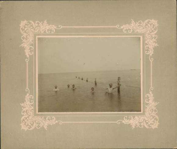 Passepartout Kabinettfoto Ustka Stolpmünde Pommern, Strand, Bad im Meer, 1895