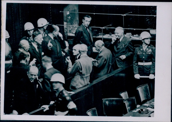 Foto Nürnberger Prozess, Anklagebank nach Beendigung Morgensitzung, Verlesung der Urteilsbegründung