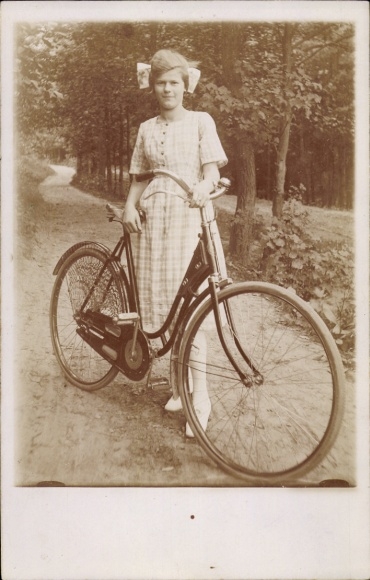 Foto junge Frau mit Fahrrad, Portrait