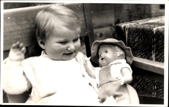 Foto Kinderportrait, Kleinkind mit Puppe