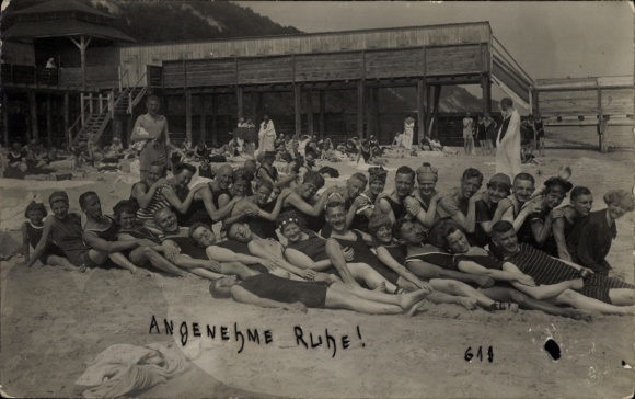 Foto Ak Menschengruppe am Strand