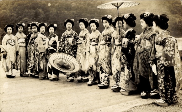 Foto Ak Japanische Frauen in Kimonos, Holzschuhe, Sonnenschirme