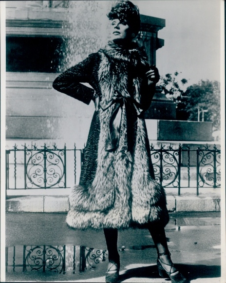 Foto Mode, Ben Kahn, Swakara Fashion 1971/72, Mantel mit Silberfuchs