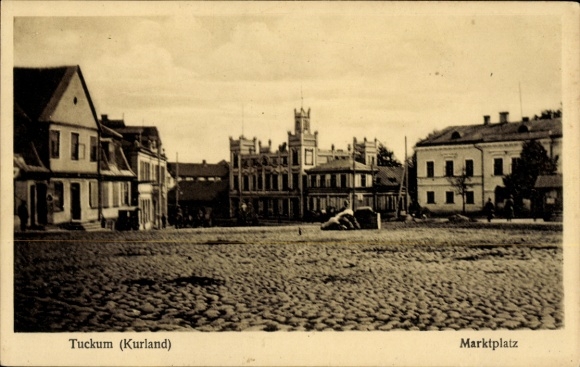 Ak Tukums Tuckum Lettland, Tuckum (Kurland), Marktplatz,  Gebäude, gepflasterte Straße