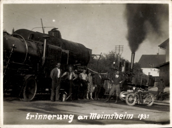 Foto Ak Meimsheim Brackenheim an der Zaber, Dampfmaschine auf einer Straße, Gruppenbild, Motorrad