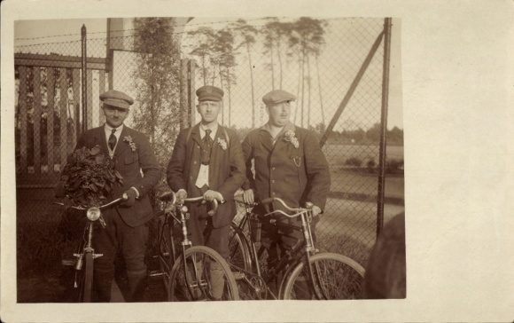 Foto Ak Drei Männer, Fahrräder