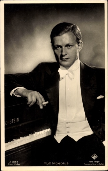 Ak Schauspieler Rolf Moebius am Flügel, Zigarette, Ross A 2530/1