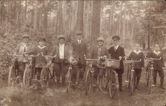 Foto Ak Sokołowsko Görbersdorf Schlesien, Ausflugsgesellschaft mit Fahrrädern im Wald Pfingsten 1926