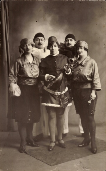 Foto Ak Musikgruppe mit Instrumenten, Laute