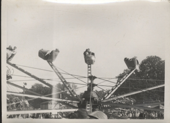 Original Foto Berlin Treptow, Vergnügungspark, Karussell auf der Festwiese, um 1947