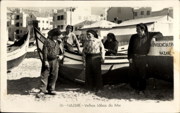 Foto Ak Nazaré Nazareth Portugal, Fischer am Strand, Boote
