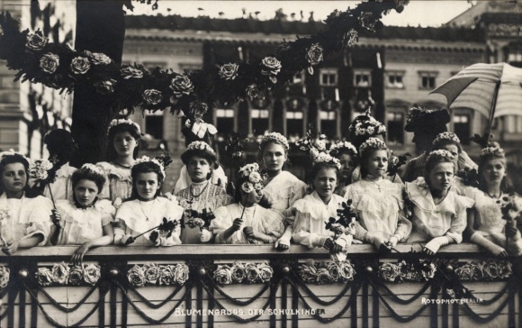 Ak Berlin, Blumengruß der Schulkinder, Hochzeit Kronprinz Wilhelm von Preußen 1905