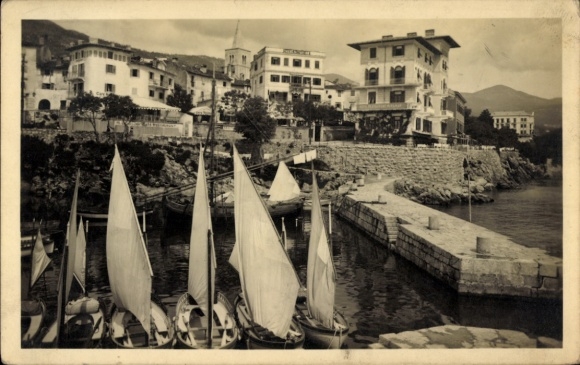 Ak Lovrana Lovran Laurana Kroatien, Hafenansicht, Boote mit Segeln, Gebäude im Hintergrund, Lovra