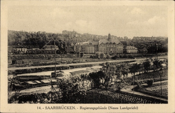 Ak Saarbrücken im Saarland,  Regierungsgebäude, Fluss, Bäume, 