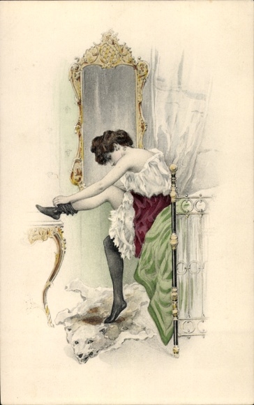 Künstler Ak Frau in Unterwäsche zieht sich Strümpfe an, Bärenfell