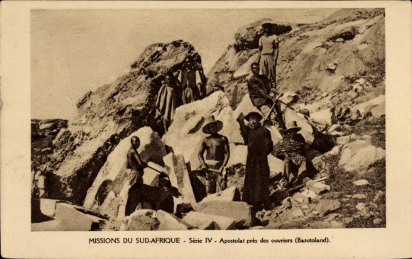 Ak Lesotho, Süd Afrika, Apostolat pres des ouvriers, Missionar auf Fels mit Einwohnern