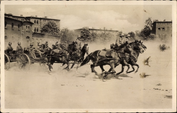 Ak Wehrmacht, Im Galopp, Pferdekutschen mit Wehrmachtsoldaten