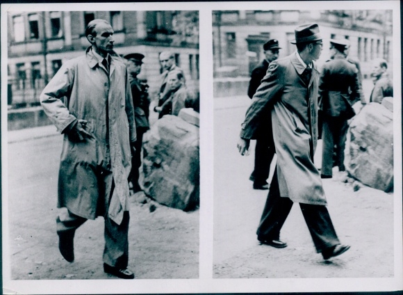 Foto Nürnberger Prozess, Söhne von Erich Raeder und Franz von Papen beim Betreten des Gerichts
