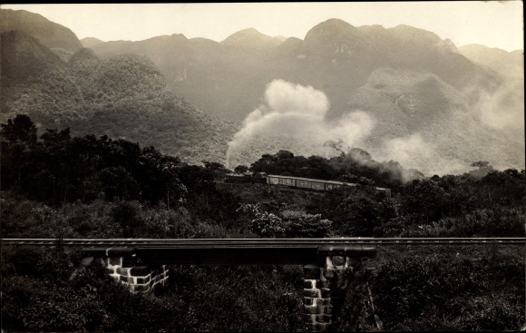 Foto Ak Curitiba Brasilien, Paranagua, Eisenbahnstrecke, Lokomotive