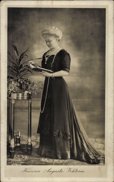 Ak Kaiserin Auguste Viktoria, Standportrait, Buch, NPG 4095