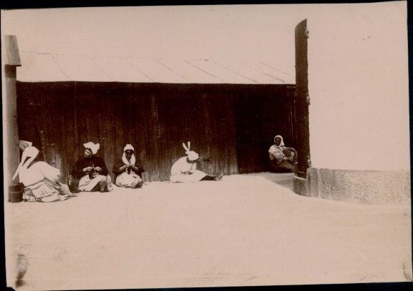 Foto Afrikanische? Volkstypen, Menschen beim Häkeln
