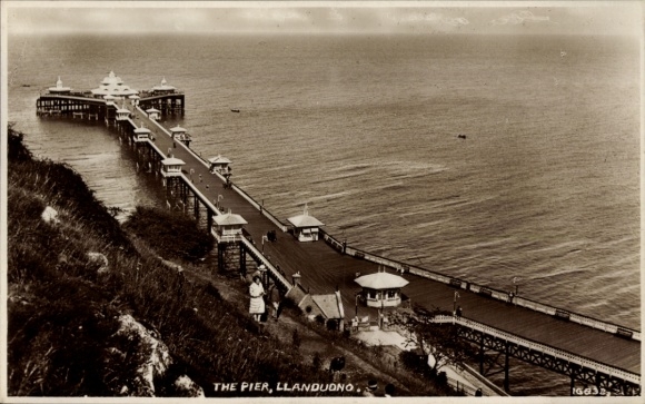 Ak Llandudno Wales, Llandudno Pier, Meer, Holzsteg, Menschen, Küste
