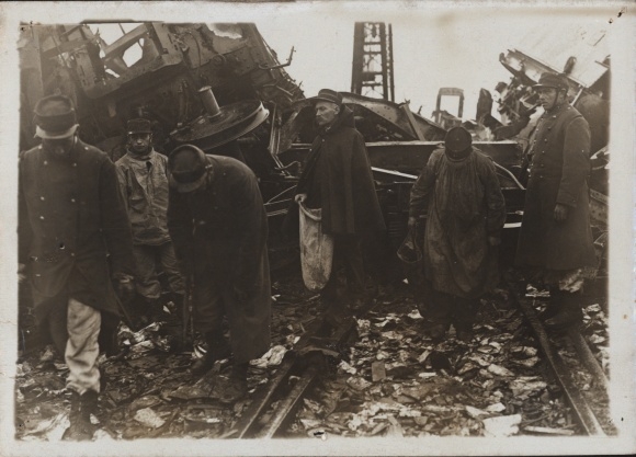 Foto Fontainebleau, Französische Eisenbahn, Eisenbahn-Unglück, Soldaten in Uniformen