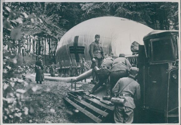 Foto Wehrmachtsoldaten in Uniformen, Fesselballon wird befüllt, Wehrmacht, II WK