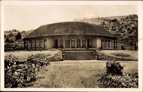 Ak Dschang Kamerun, Runder Bau, Garten, Treppe, Fenster, Beschriftung: Le Centre Climatique, Son 