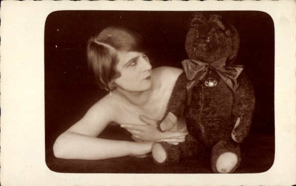 Foto Ak Nackte Frau mit einem Teddybär