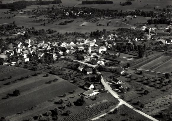 Ak Zihlschlacht Kanton Thurgau, Luftaufnahme eines Dorfes, landwirtschaftliche Flächen, Bäume, St