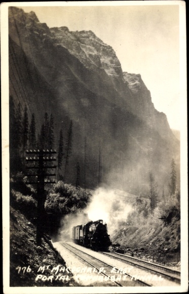 Foto Ak British Columbia Kanada, Mt. MacDonald, Eisenbahn, Ostportal des Connaught-Tunnels