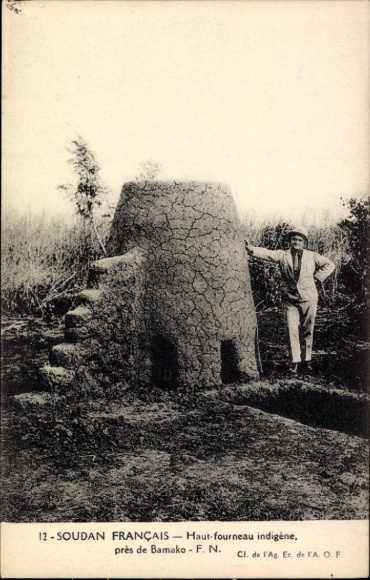 Ak Bamako Mali, Haut-fourneau indigène, Mann neben Ofen, Soudan Français, Bamako