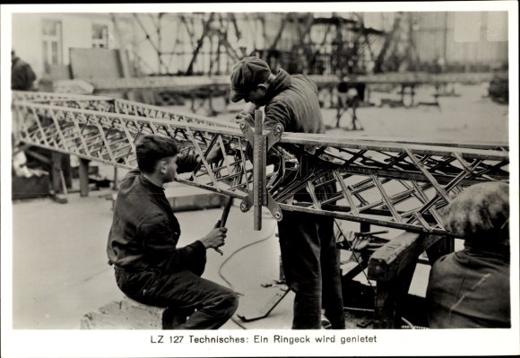 Sammelbild Zeppelin Weltfahrten Nr. 70 LZ 127 Technisches, Ein Ringeck wird genietet