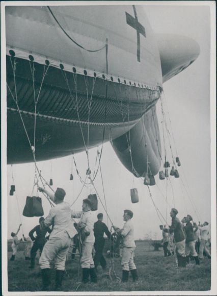 Foto Wehrmacht, Aufstieg des Fesselballons, Haltemannschaft
