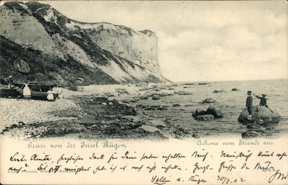 Ak Insel Rügen, Gruss von der  Strandansicht, Boote am Wasser, Felsen im Hintergrund