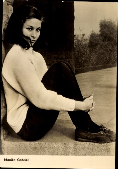 Ak Schauspielerin Monika Gabriel, Portrait sitzend an eine Mauer gelehnt