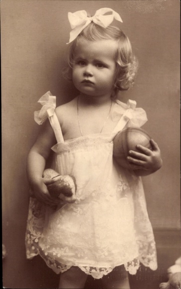 Foto Ak Kinderportrait, Mädchen mit Ball, Spielzeug