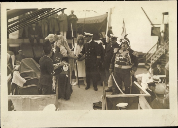 Foto Polarfahrt Norddeutscher Lloyd Bremen, Kostümfest an Bord ?