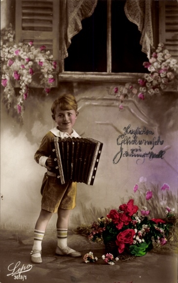 Ak Herzlichen Glückwunsch, Kind mit Akkordeon, Blumen, coloriert
