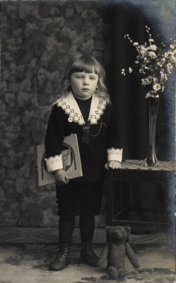 Foto Ak Kinderportrait, Kind mit Buch und Teddybär