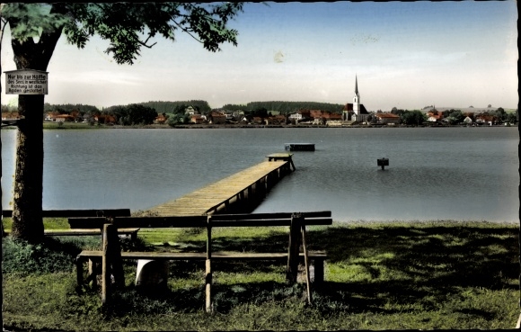 Ak Obing im Chiemgau, am Obinger See, Blick über Steg auf Ort und ...