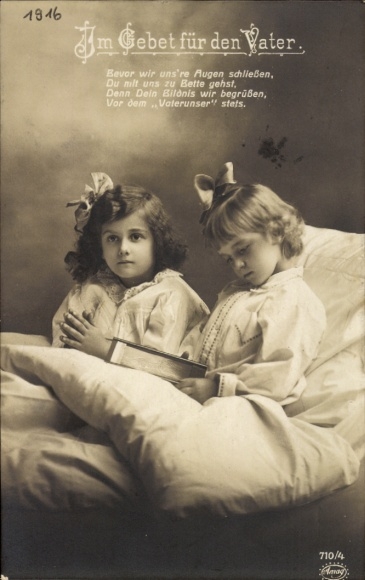 Ak Im Gebet für den Vater, Kinder beim Abendgebet, 1. WK
