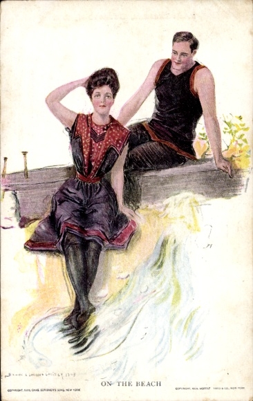 Künstler Ak Frau und Mann am Strand, Bademode