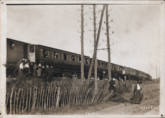 Foto Frankreich, Eisenbahn, Halt auf freier Strecke, Laufende Menschen